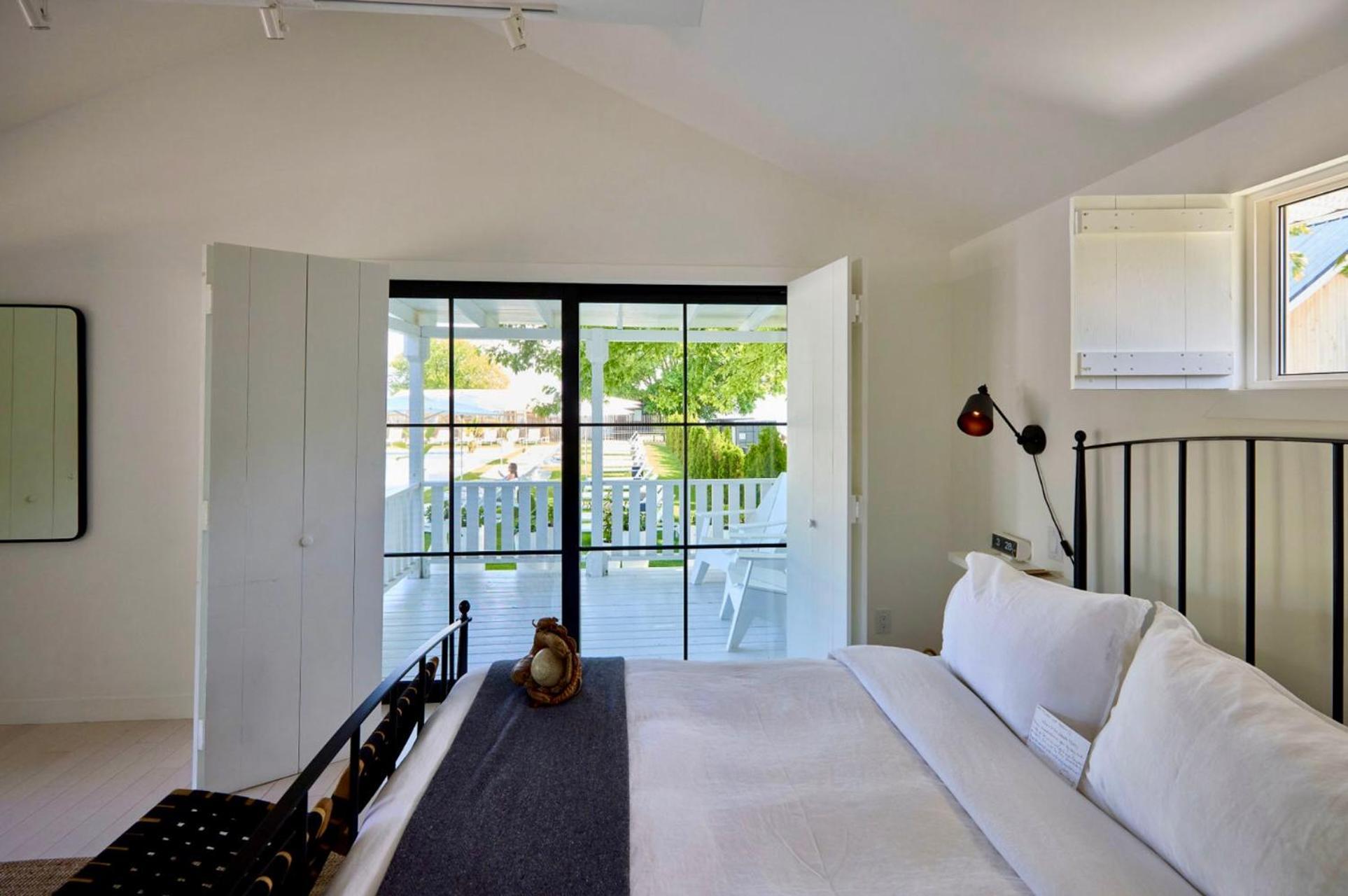 The Lakeside Edward County 3* Wellington